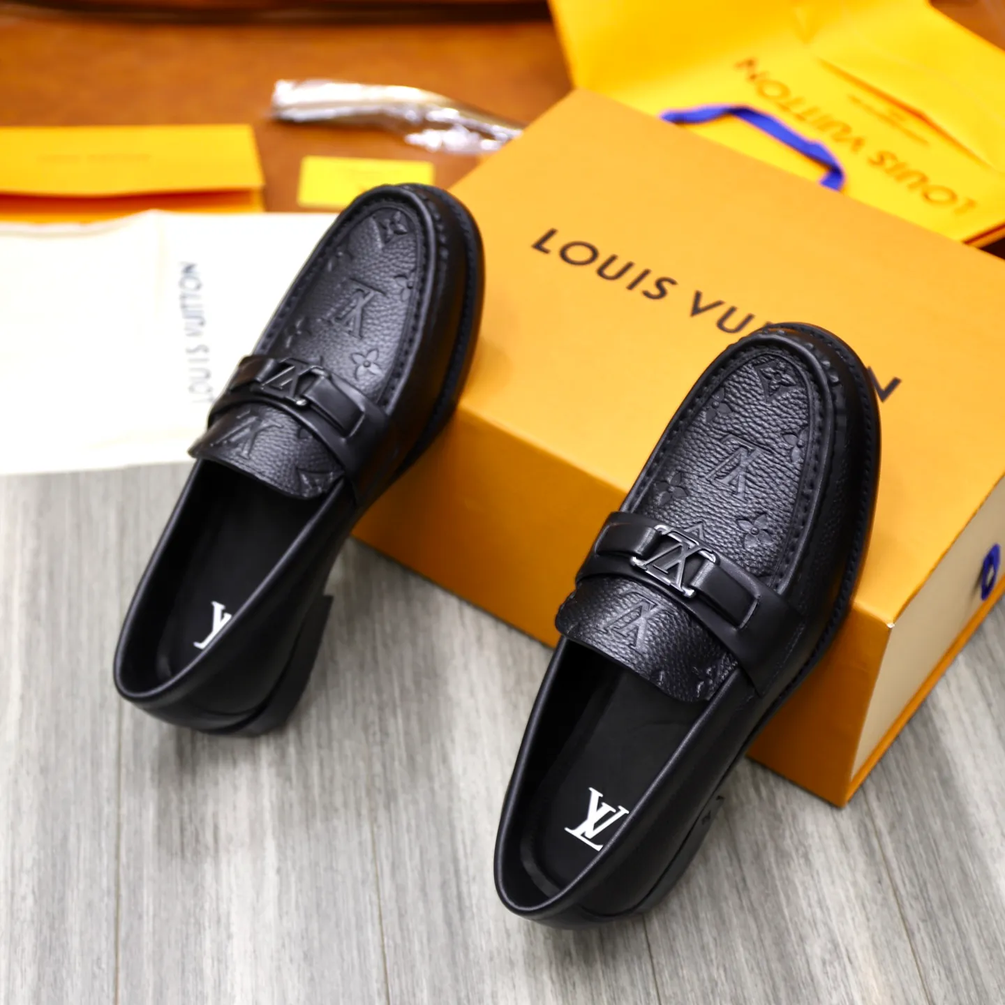 Men's Men's Shoes💰💰920LV Louis Vuitton Slip-on Loafers, top quality products from Guangzhou, ready for sale! This LV Glove loafer is made of selected soft cowhide, with a slightly wrinkled leather surface and a very high-end texture. Each pair is unique. The leather surface is light and soft, with a fine texture and good luster. It is a classic loafer style, with exquisite handmade mark stitching on the toe, and a square toe configuration to highlight the classic style. The horizontal band has hot-printed LV three-dimensional letters, semi-solid handcrafts and a genuine leather outsole, and a rubber patch on the heel to create wear-resistant performance and comfort. One of the must-have loafers for men! Comes with full original packaging! Code number: 38-39-40-41-42-43-44 (38, 45, 46 customized) standard leather shoe code